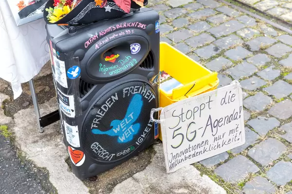Anti-5G Schild und bemalte Box mit Schrift "Frieden Freiheit Gerechtigkeit" bei Anti-Corona Demo in Köln