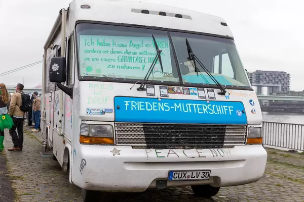 Anti-Corona Demo in Köln: "Friedens-Mutterschiff" Wohnmobil mit Friedens- und Freiheitssprüchen
