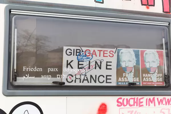Anti-Corona-Demo in Köln: Wohnmobil mit Schildern "Gib Gates keine Chance" und "Free Assange"