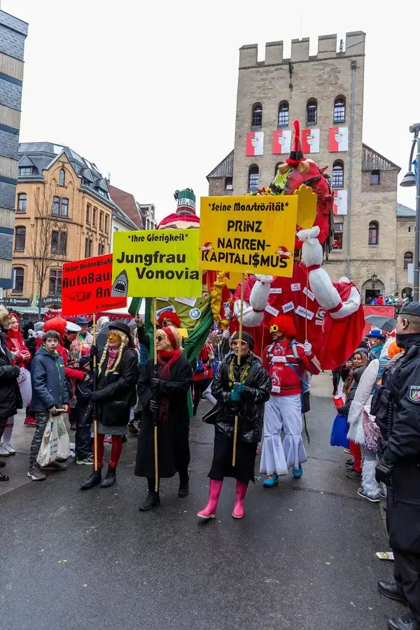Antikapitalistisches Statement mit "Seine Bestechlichkeit Andi B.Scheuer(t) Ihre Gierigkeit Jungfrau Vonovia, seine Monströsität Prinz Narren-Kapitalismus"