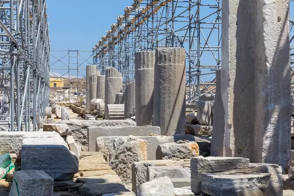 Antike Säulen und Gerüst bei der Ausgrabungsstätte von Delos, Kykladen, Griechenland