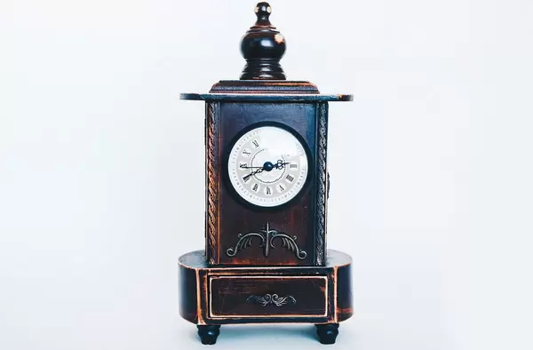 Antike Tischuhr vor weißem Hintergrund