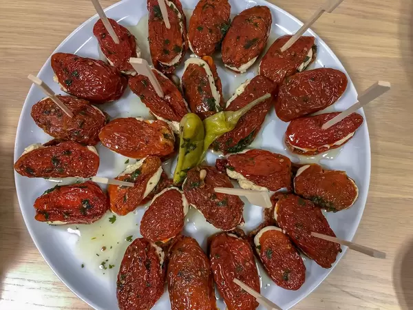 Antipasti - eingelegte getrocknete Tomaten mit Mozzarella auf einer Platte servierfertig