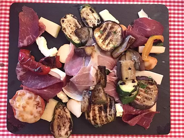 Antipasti-Teller mit Aubergine, Schinken, Gemüse und Käse (Vorspeise)