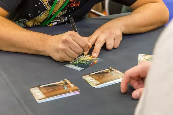 Antoine Bauza, Gamedesigner unterschreibt Spielkarten für Fans