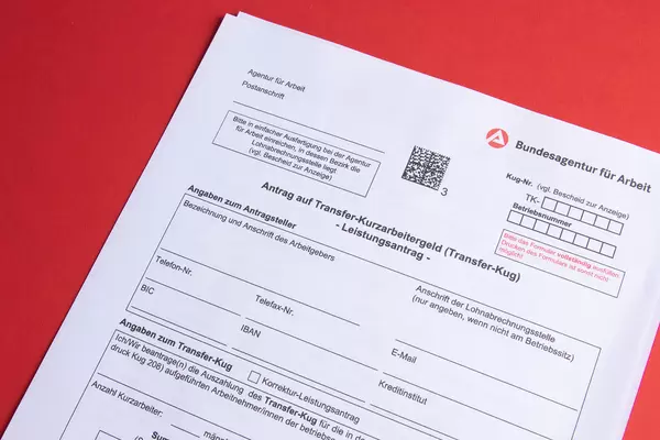 Antrag auf Transferkurzarbeitergeld on red background