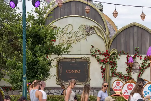 Anzeigetafel für den DJ Conro passend umm magischen Motto „Book of Wisdom the return“