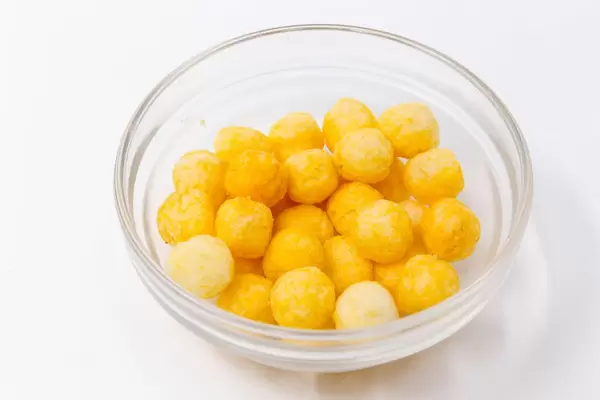 ape - Vegane Kokosnuss und Reis Bällchen mit Käsegeschmack in Glasschale auf weißem Hintergrund