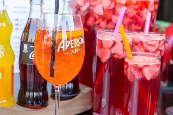 Aperol in unterschiedlichen Gläsern mit Trinkhalmen am Rathausplatz in Wien