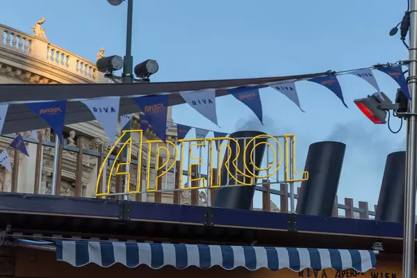 Aperol Schriftzug aus Neonlampen. Neonschild