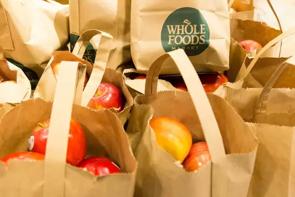 Äpfel in Papiertüten im Whole Foods Market