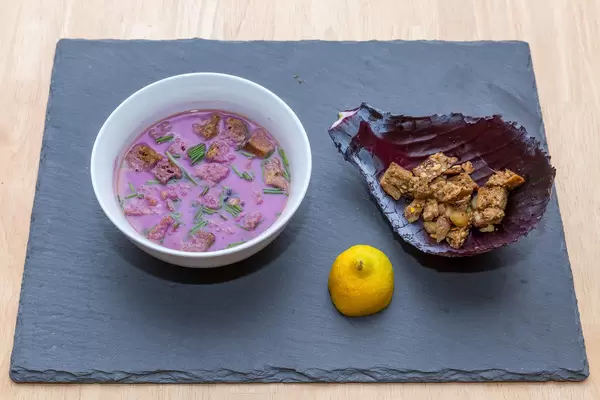 Apfel-Rotkohl-Suppe mit Maronen