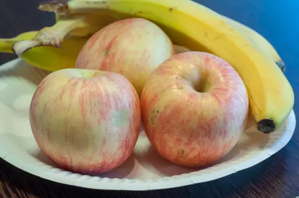 Äpfel und Bananen auf einem Teller
