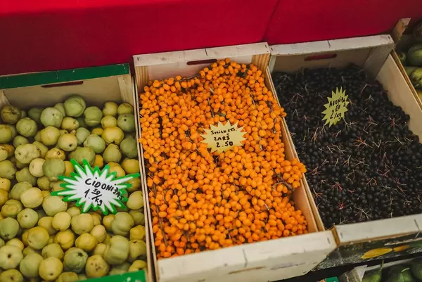 Apfelbeeren, Birnen und Beerenfrüchten, in Holzkisten auf einem Markt