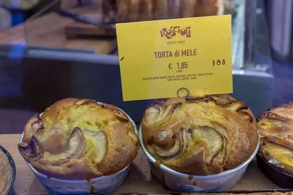 Apfelkuchen bei der Roscioli Bäckerei in Rom