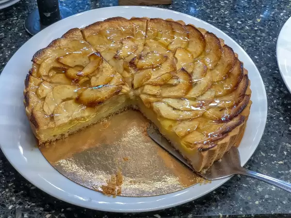 Apfelkuchen mit Apfelstücken