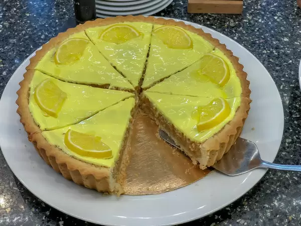 Apfelkuchen mit gelbem Zitronenguss