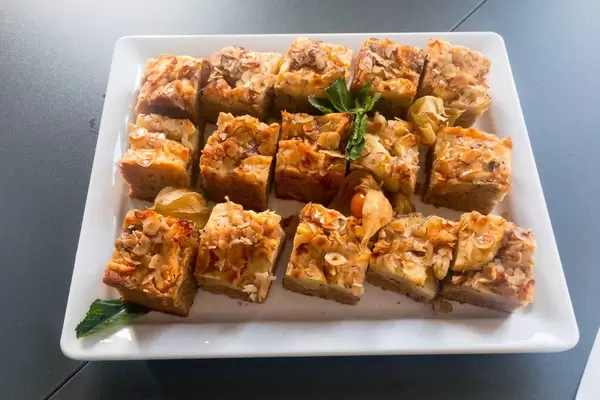 Apfelkuchen mit Mandeln, dekoriert mit Schlafbeeren