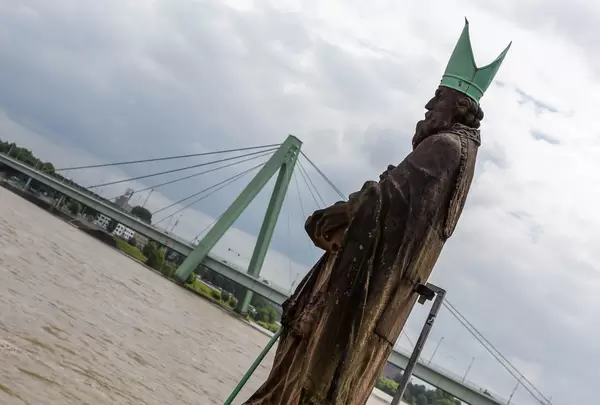 Apostel vor Schokoladenmuseum mit Blick auf Rhein