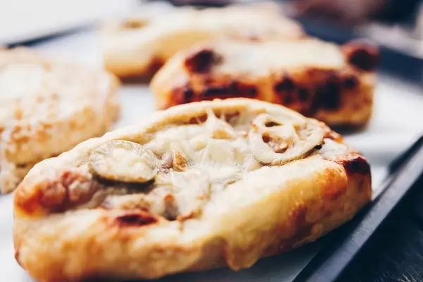 Appetithappen mit Schmelzkäse und Gurke