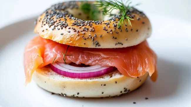 Appetitlicher Bagel mit geräuchertem Lachs und Zwiebel