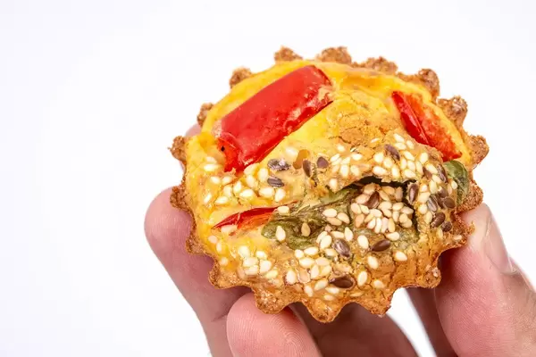 Appetizers with paprika radishes and spinach in the hand (Flip 2019)