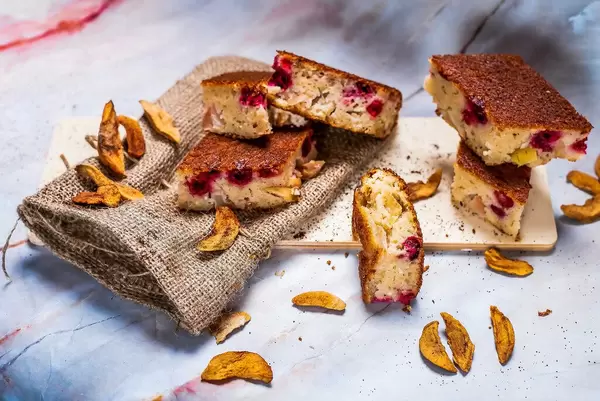 Apple Cake pieces with berries (Flip 2019)