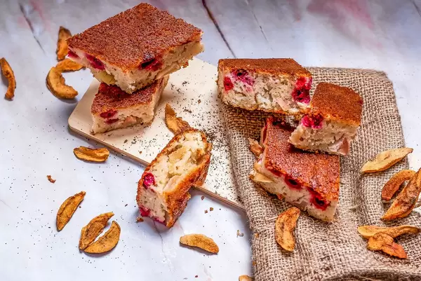 Apple cake With berries