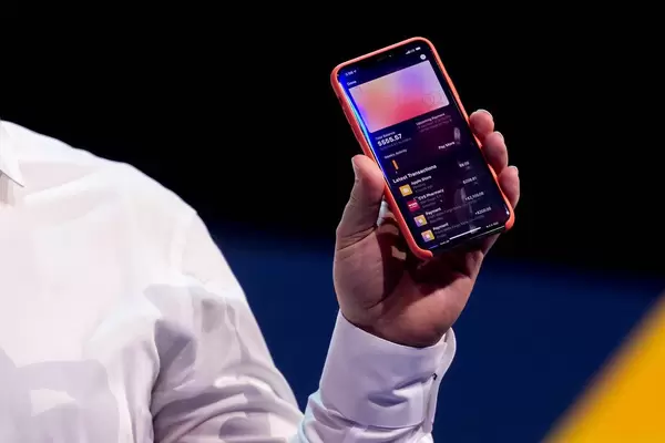 Apple Card Transaktionen auf dem Display von einem iPhone angezeigt