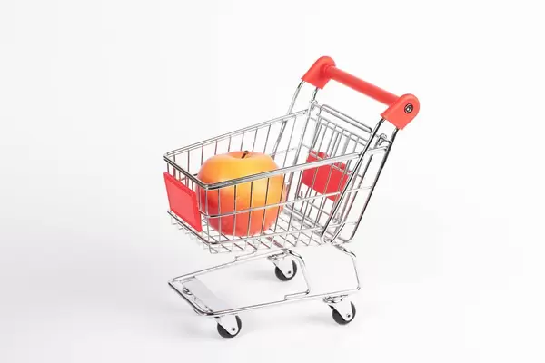 Apple fruit in shopping cart