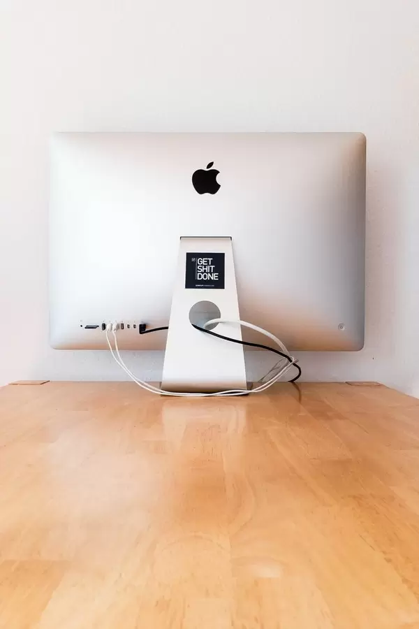 Apple iMac mit Get Shit Done Aufkleber