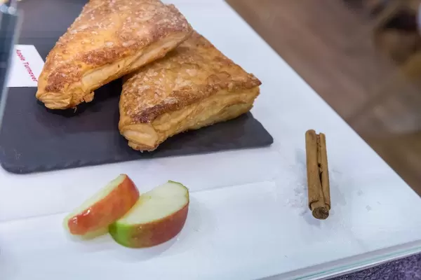 Apple Turnover: Dreieckige Apfeltaschen mit Zimtstange