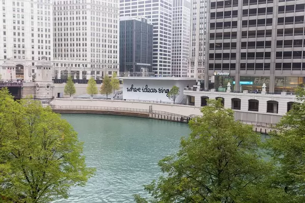 Apples Riverfront-Store in Chicago