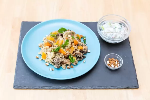 Aprikosen-Couscous mit Ras-el-Hanout-Champignons, Mandeln und Gurken-Joghurt-Dip