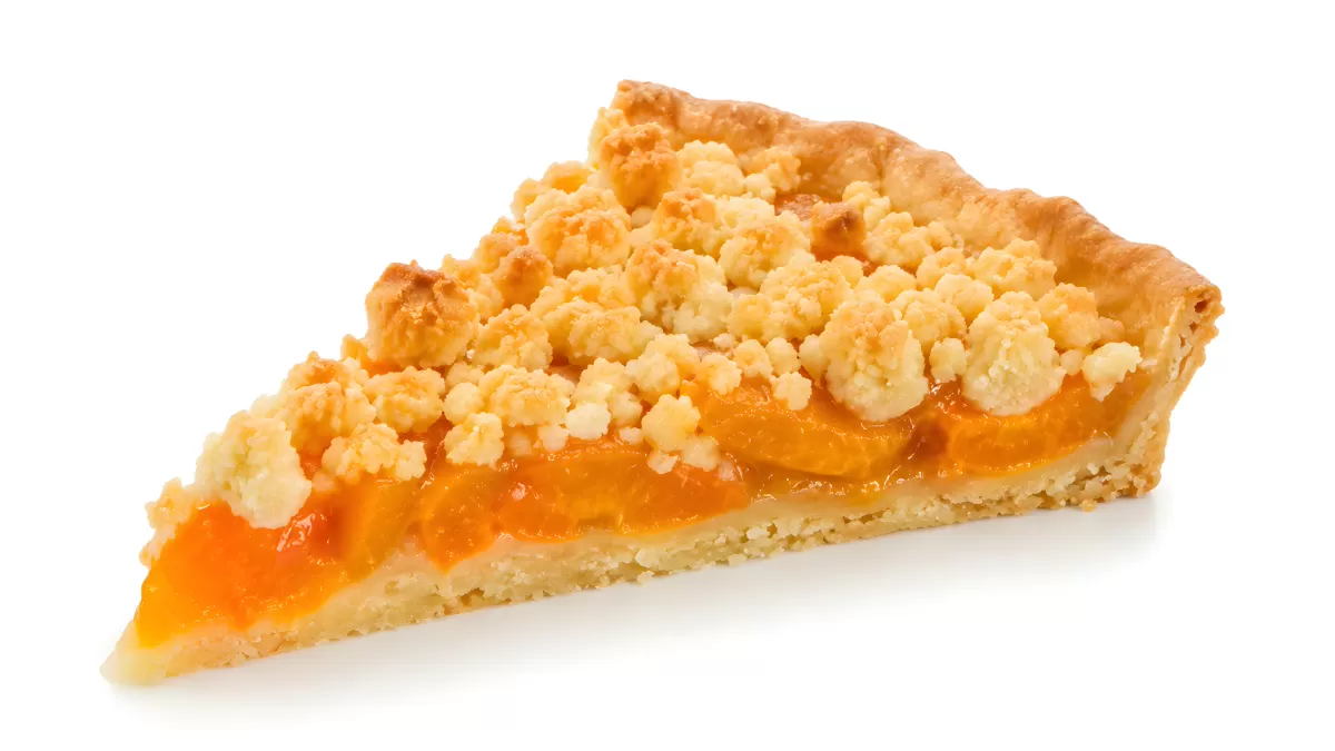 Aprikosen-Streuselkuchen Stück auf weißem Hintergrund