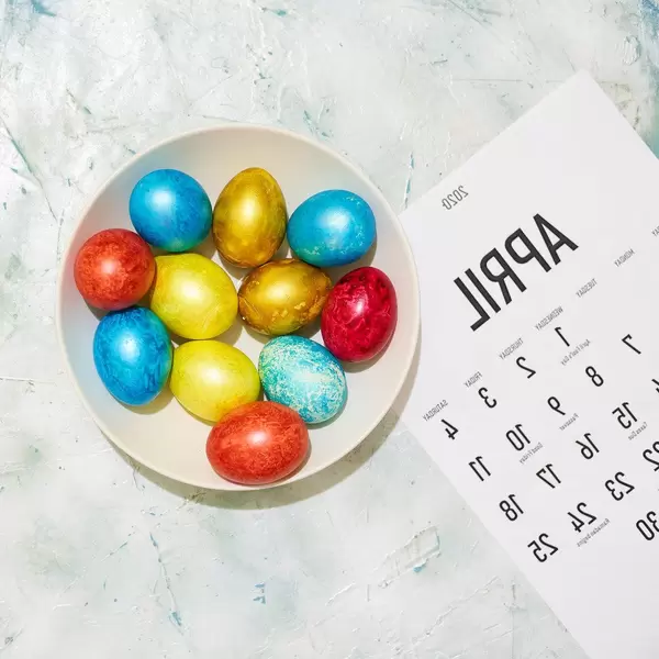 April calendar and a plate of Easter eggs (Flip 2020)