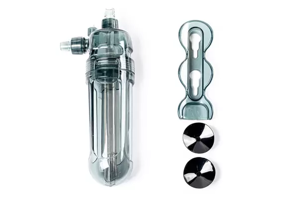 Aquarium diffuser for dissolving carbon dioxide in water