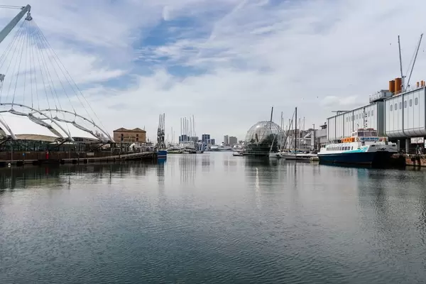 Aquarium of Genoa on the shore of harbor / Aquarium von Genua am Ufer des Hafens