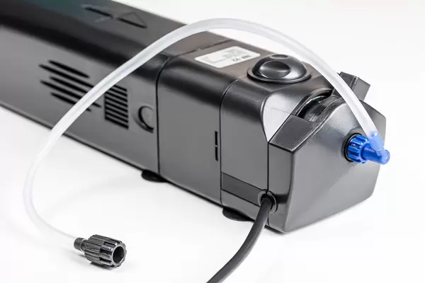 Aquarium-UV-Sterilisator mit Schläuchen, vor weißem Hintergrund