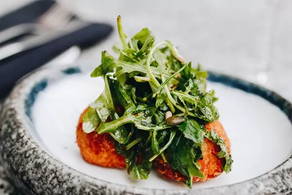 Arancini mit Rukola. Italienische Küche
