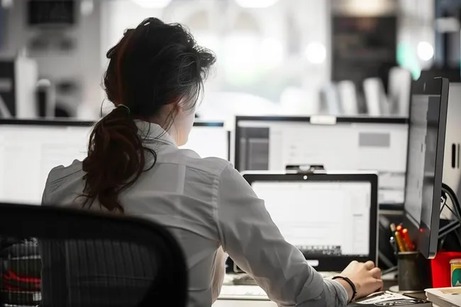 Arbeitende Frau an ihrem Computerarbeitsplatz