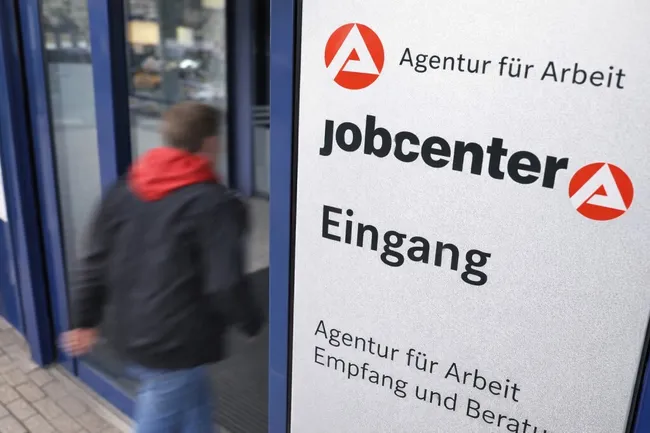 Arbeitsagentur-Eingang mit Hinweisschildern