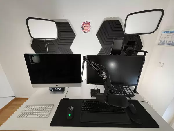 Arbeitsplatz für Livestreaming mit zwei Monitoren, professionellem Mikrofon, Kamera, Mischpult, Isolierpanels (Twitch)