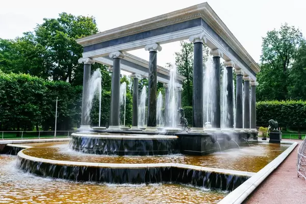 Arc fountain in former Tsar Peter estate / Bogenbrunnen im ehemaligen Zar Peter Anwesen