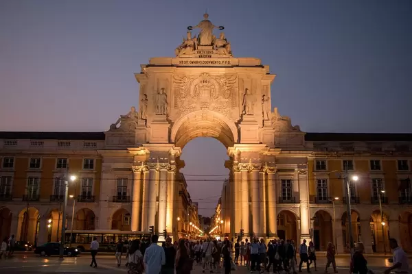 Arch of Augusta street at night