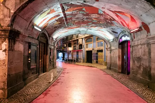 Arch with ornament on pink street in Lisbon / Bogen mit Verzierung auf rosa Stra§e in Lissabon