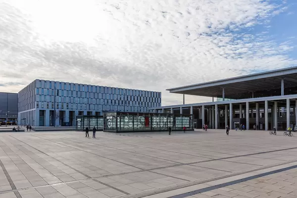 Architektur in der deutschen Hauptstadt Berlin: der Willy-Brandt-Platz vor dem neuen Flughafen BER