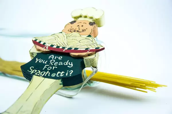 Are you ready for Spaghetti? Holzschild in der Form eines italienischen Kochs mit Spaghetti im Hintergrund