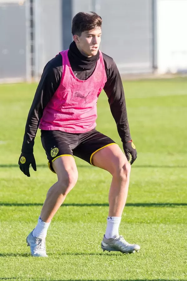 Argentinian defense player Leonardo Balerdi wears a pink vest during the training with BVB