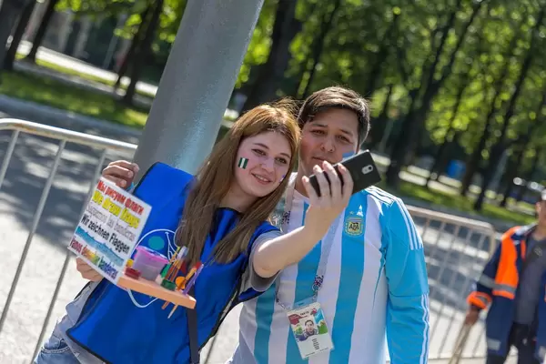 Argentinische Fußballfans schießen ein Selfie